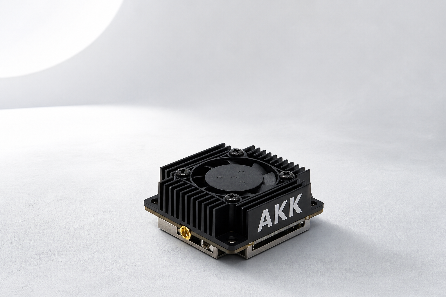 银白产品展台上的 AKK TX5000AC 5W 图传