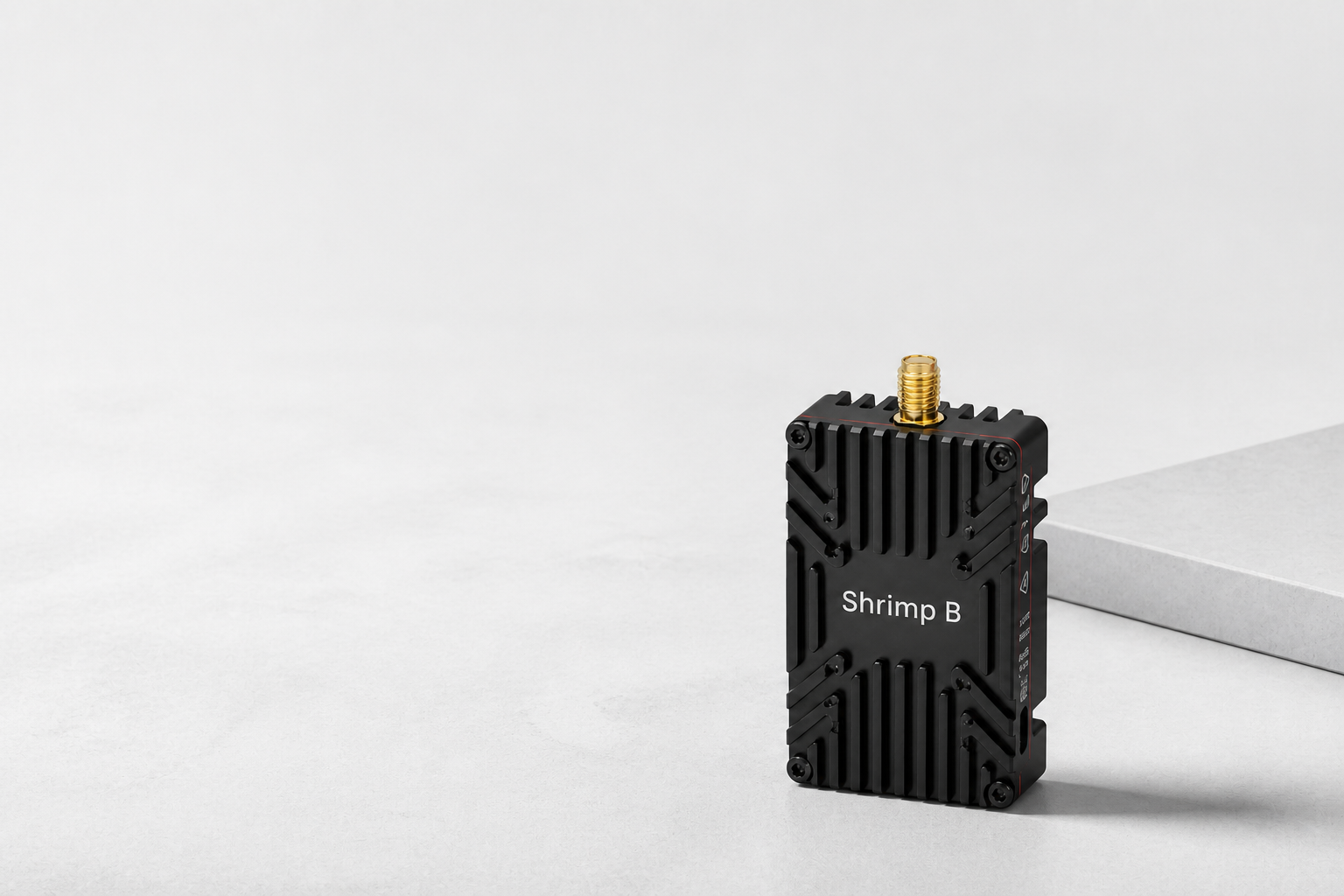 银白建筑展台上的 Shrimp B 5.8GHz 10W 图传