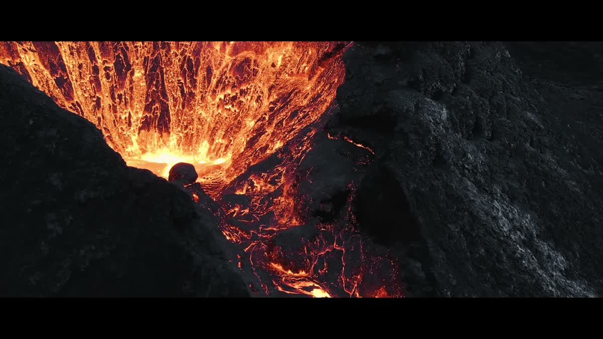 FPV 无人机掠过火山熔岩